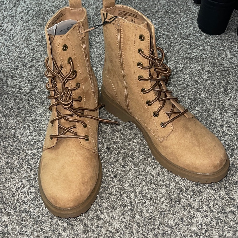 NWT Time and Tru Brown Tan Lug Hike Boot Size 10